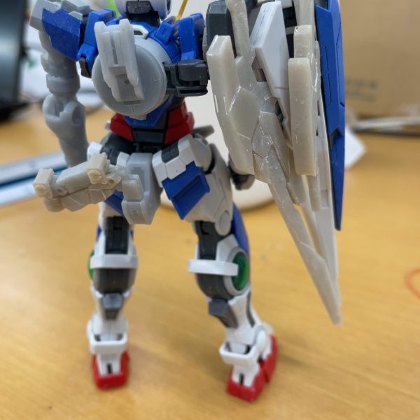 腰部背面アームと武器関連がほとんど出来上がりました！出力したパーツの個体差と歪みが酷いので、これからの表面処理が怖いよー（3枚目）