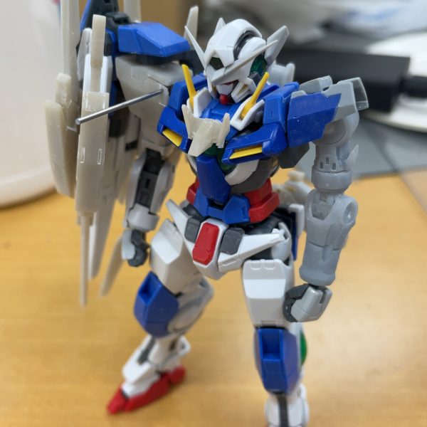腰部背面アームと武器関連がほとんど出来上がりました！出力したパーツの個体差と歪みが酷いので、これからの表面処理が怖いよー（4枚目）