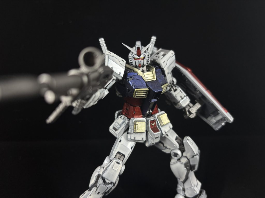 武器を構えて。ビームライフルのスコープの黄色部分はどっか消えました。