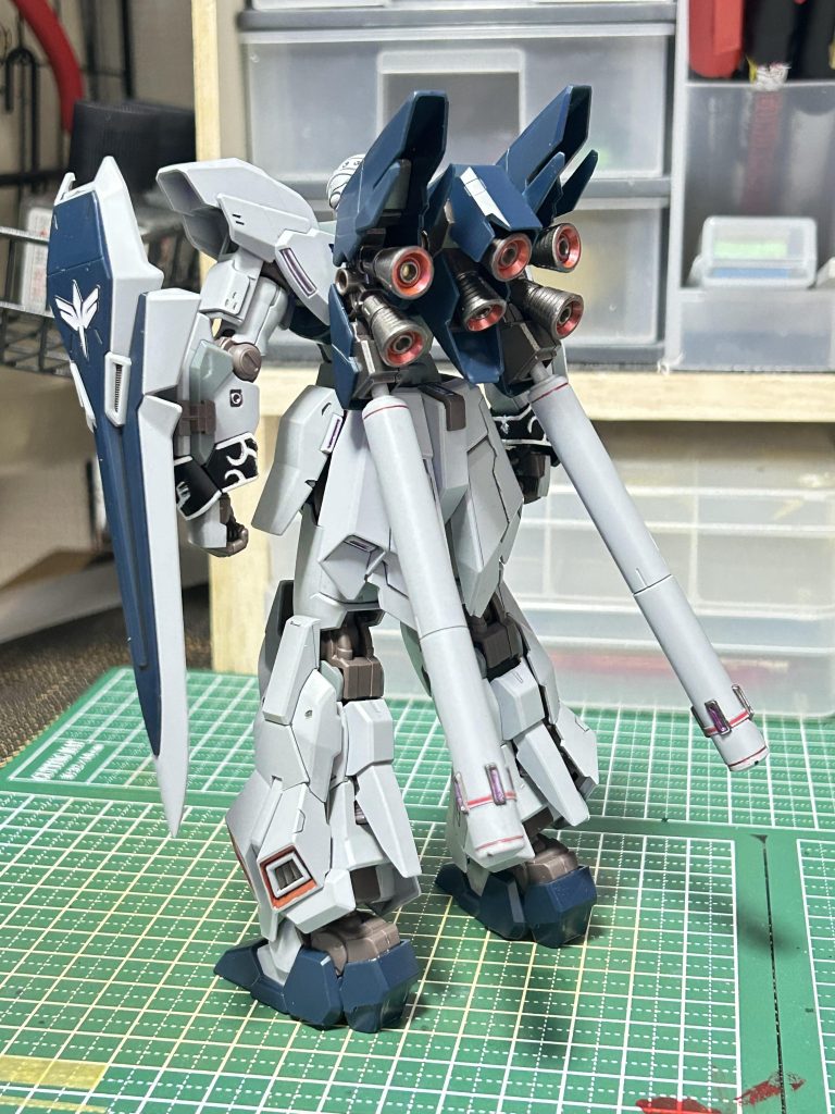 そして、バーニアもメタリックで塗装!! 内部もメタリックレッドで筆塗りして色分けを再現!!(初心者なのでこれが精一杯(´ω`)トホホ…)これかっこいいから好きなの♡その他にもちょくちょく部分塗装を施し自分なりに完成させました(๓´˘`๓)♡