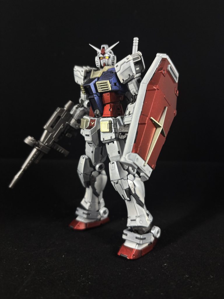 カメラアイが少し大きいデザインな気はしますがアニメ感も出ていいのかなと。白は一応ランナーに従ってパールホワイトとスチールホワイトで塗り分けてますがあんまりわからないですね。