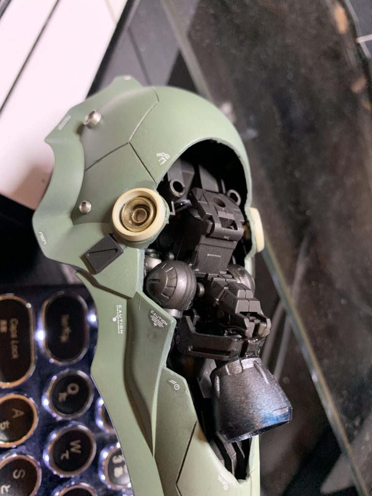 内部は余ってるパーツで構成しました。この時はガンプラ長くやる予定ないからってクロスボーンガンダムMGの大事なパーツいっぱい剥ぎ取って使いました、最悪ですw