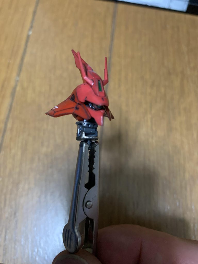 他の方がやっていたのを参考にバイザークリアパーツ取っ払い、モノアイをハイキューパーツさんのHDPLATE2mmと vcDOME2mmでディテールアップしました。ジオン系MSにこれ良いですね！