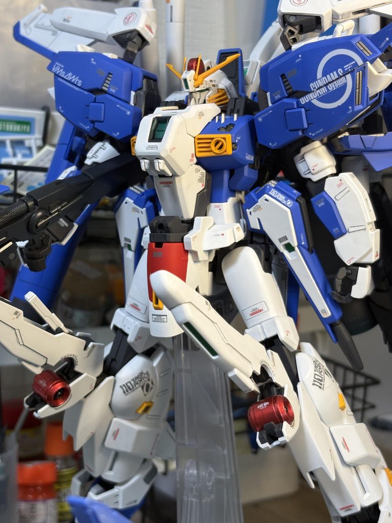 デカールも多いので大変‼️しかも私デカール貼りが苦手なので何枚か失敗してます😔しかしデカイ‼️ガチでカッコイイ‼️作り応えのあるキットでした。全体的に少し濃いめの色にしてます。インコムは黒下地の上にプライマリーメタルレッドで薄く3回ほど重ね塗りです♪ 