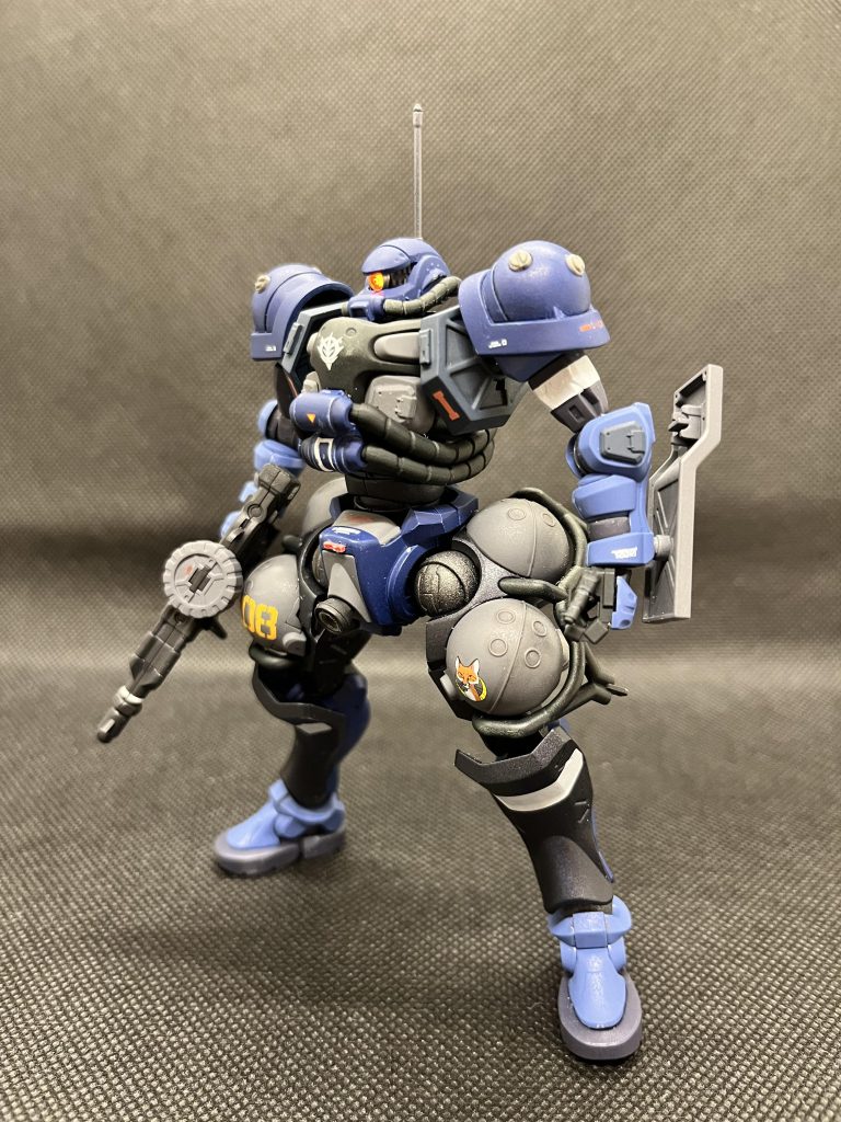 両肩とも丸い装甲に変更。特殊部隊のイカつさを表現できたかな?市販パーツで肩のイボイボとかディティールアップしてます。
