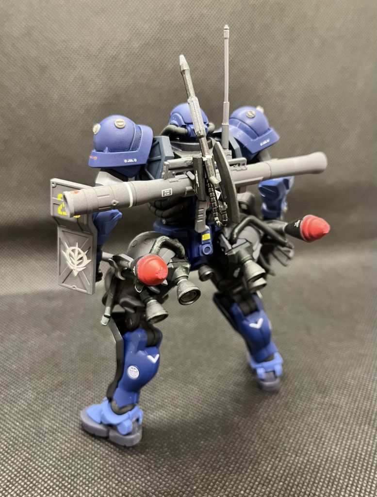 ヒートホークは抜刀しやすいように、持ち手を上に据え付けました。持ち手を下にすることもできます。