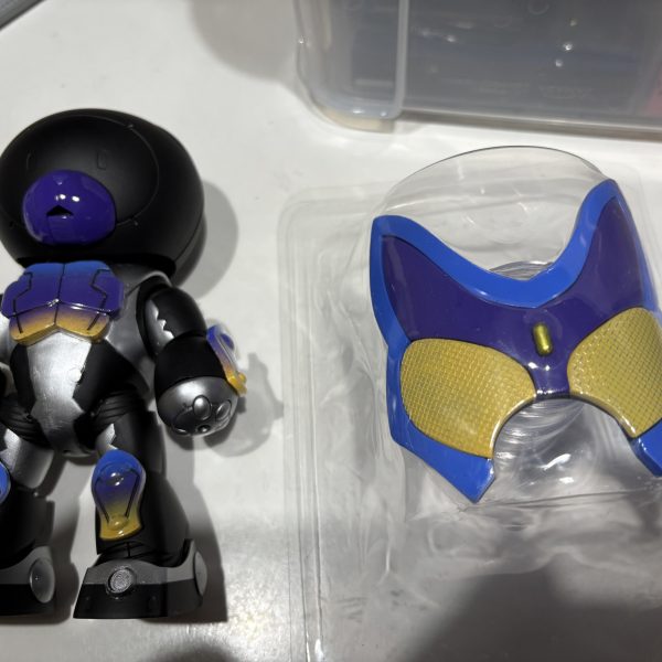プラ板を水筒に巻いて鍋でグツグツ。顔の形に切り出し。胸、肩、腕、脛は3dプリンタで何となく。透明プラでバキュームフォーム（7枚目）