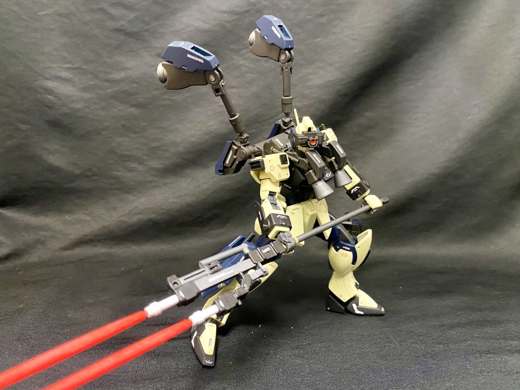 ツインビームスピア構え なおスピアはジャンク品でそれっぽく仕立てただけでござんす