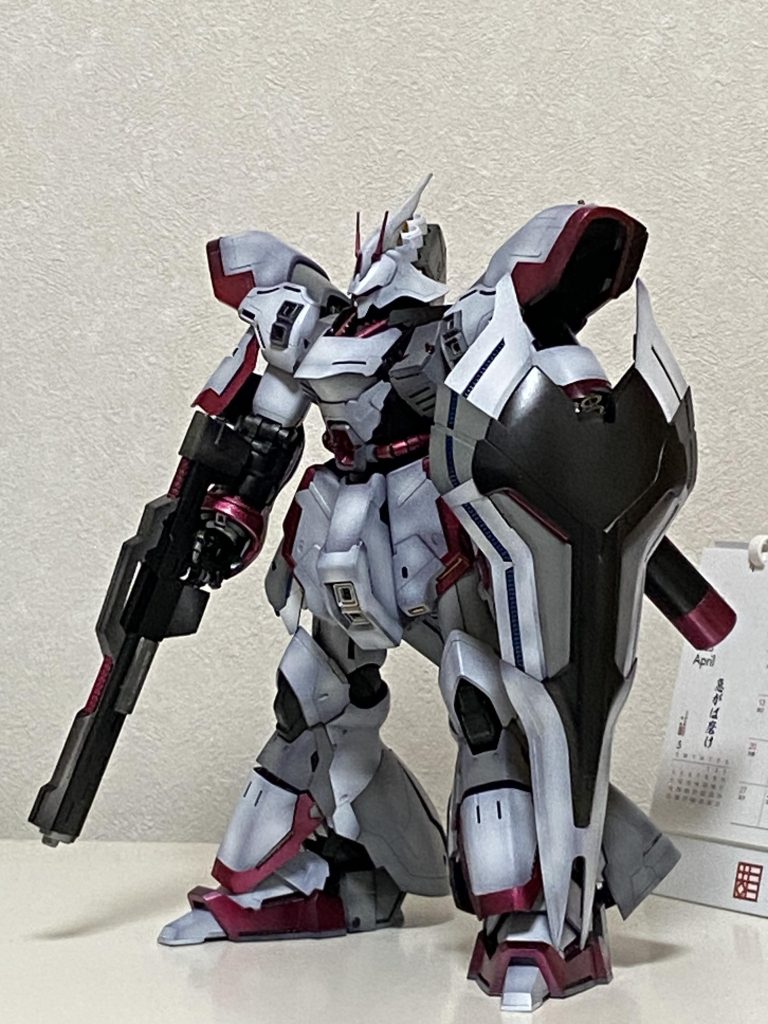 組み上げてみたら白装甲の色味も含めて割とイメージに近かったので、そのままデカール→半光沢クリアで完成まで向かいました。 