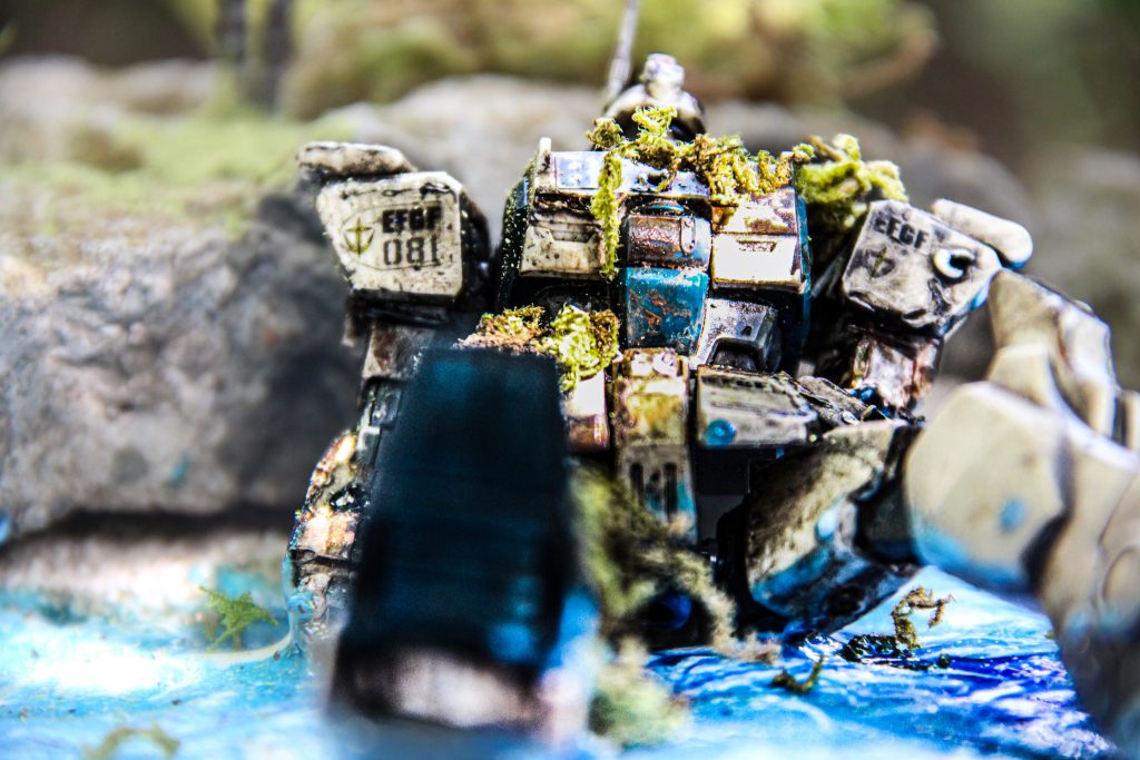 Ez8にはウェザリングをして、ジオラマ込みで制作に挑戦しました。海部分はレジンで、陸部分は粘土と石で制作しています。初めてのレジンはビックリするほど難しかったです💦