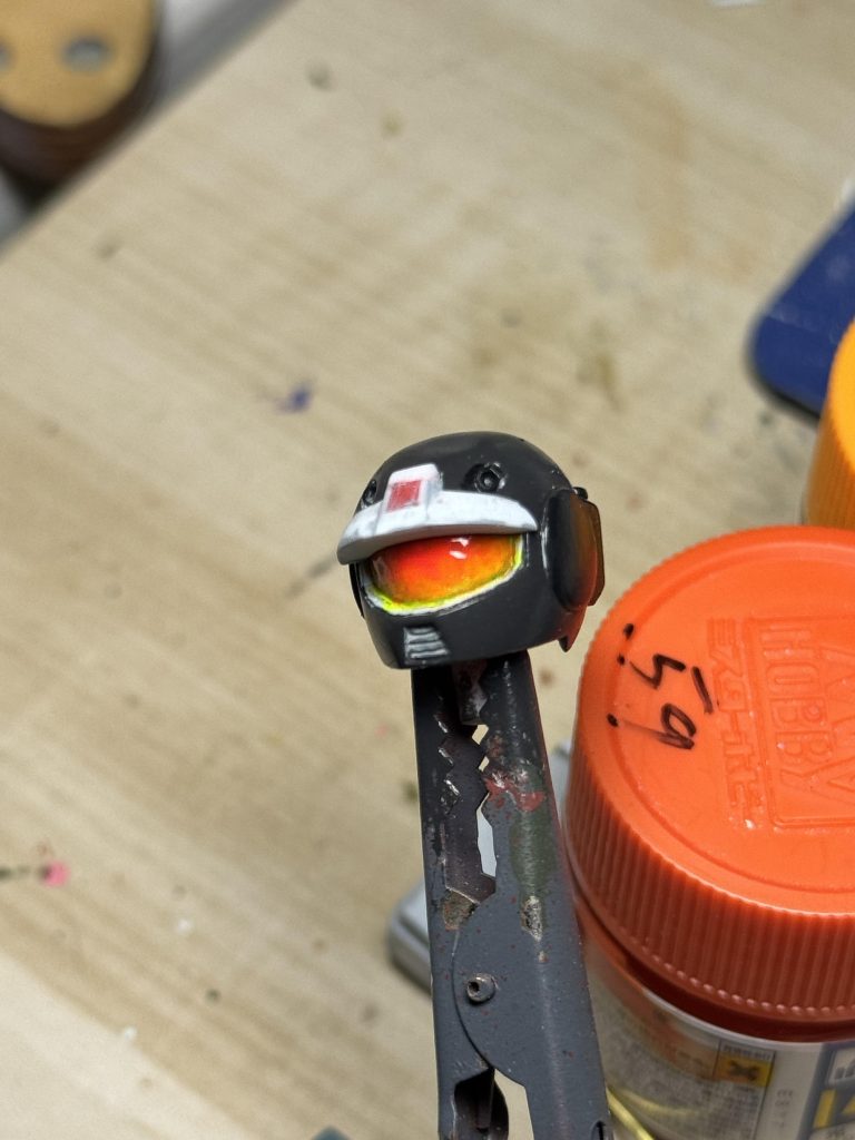 塗装はミスターカラーの筆塗りです。ちょっとグラデーションかけてます。