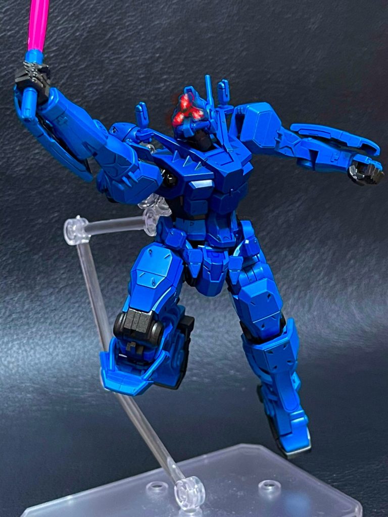 塗装については青を2色とフレームを黒鉄色で塗装してます。いつもの病気ですw暗い青のところは白サフを履いてスージーブルーに黒を少し混ぜて塗装。明るい青のところはもともとのパーツが白かったのでサフなしでスージーブルーに少し白を混ぜて塗装してます。一通り塗装終わったら墨入れしてスーパースムースクリアでトップコートしました。