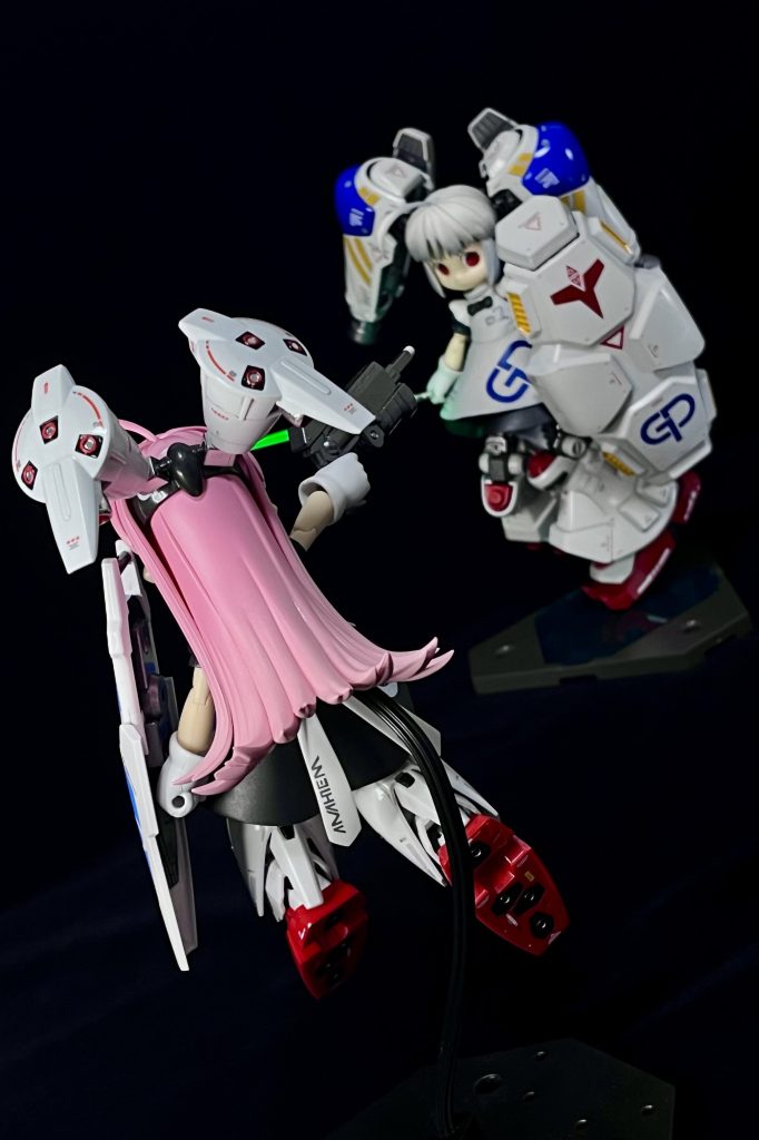 対峙する2機の試作ホイホイさん