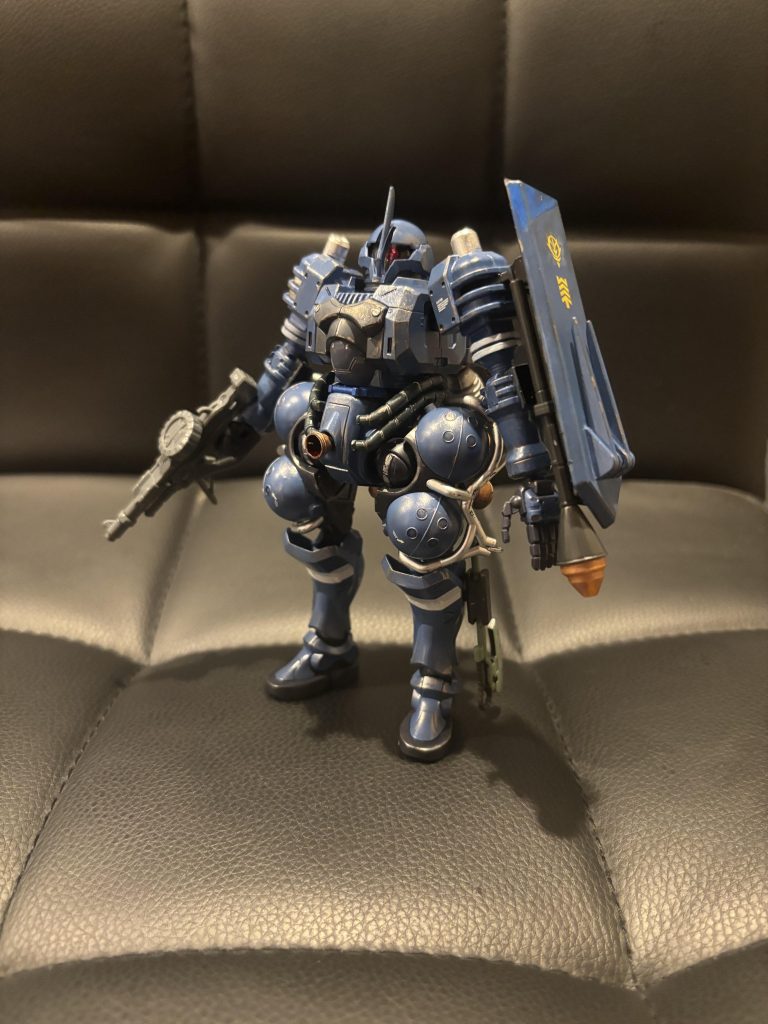 軍警ザクの脚のカラーをベースに水性ホビーで塗装しました。化粧用パフでやってみたのですが、細かい部分の塗り分けが難しかったです…