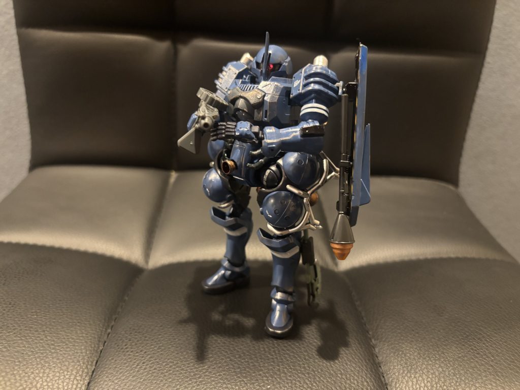 ヅダの腕と軍警ザクのハンドパーツがすっぽりハマったのでこのまま流用させていただきました。