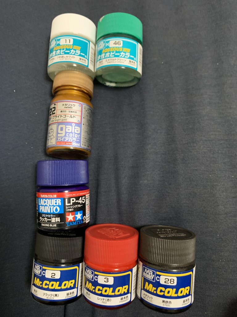 ちなみに使った色としては水性塗料のホワイト、エメラルドグリーンガイアノーツからスターブライトゴールドタミヤからレーシングブルーレッドはMr.カラーのレッド・ブラックを調合フレームにMr.カラーの黒鉄色参考にどうぞ