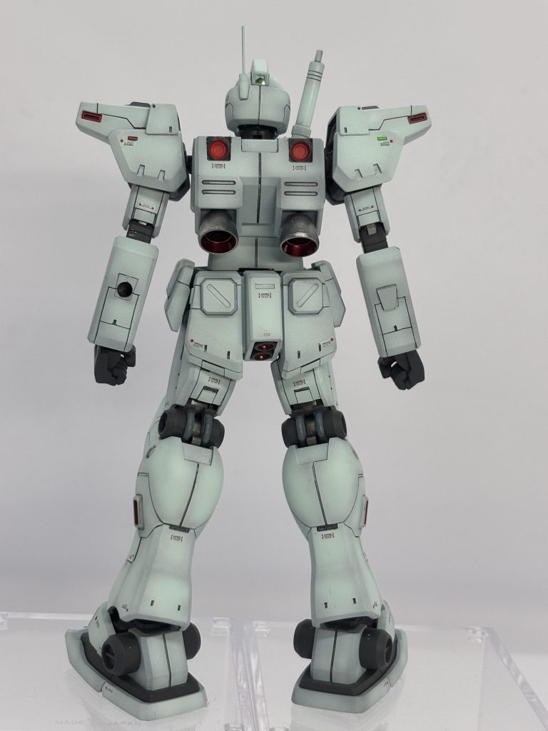 シールドをマウントする必要の無い右腕にはプラ板で蓋を作りました。脱着可能です。