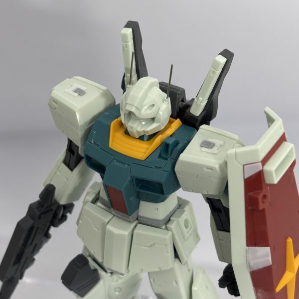 HGUCジムIII制作中です。前作のジムカスタムに続き、ジム系MSです。プロポーションで腰部で2.5mm、太腿で1mm延長。量産機だけど強そう、現代風のスマートな体型に改修してます。その他、全身にわたり、ディテールアップ美容整形中です。塗装前にアップしておきました。（6枚目）