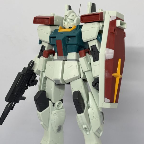 HGUCジムIII制作中です。前作のジムカスタムに続き、ジム系MSです。プロポーションで腰部で2.5mm、太腿で1mm延長。量産機だけど強そう、現代風のスマートな体型に改修してます。その他、全身にわたり、ディテールアップ美容整形中です。塗装前にアップしておきました。（1枚目）
