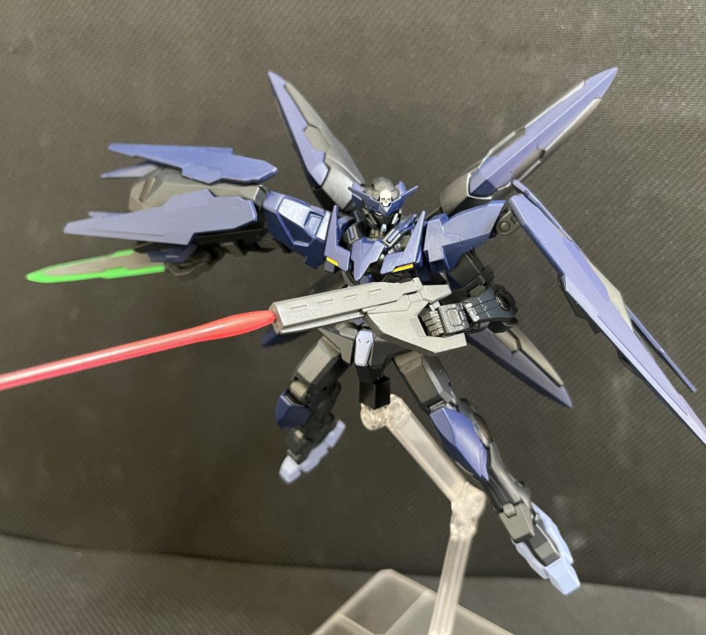 ライフルの銃口に丸型のサーベル刃を付けてビームサーベルにできます。