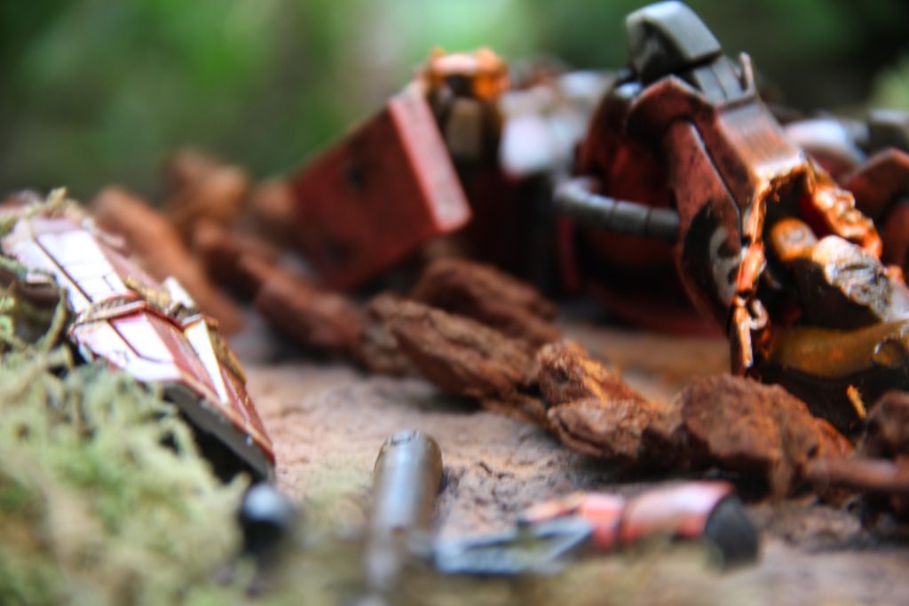 左側にはガンダムのシールドやシャア専用ザクの腕やバズーカが落ちています。