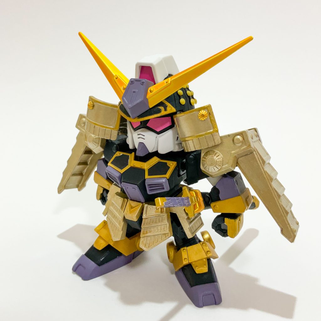 鎧兜本体はタミヤアクリルのチタンゴールド、その他の金色を水性ホビーカラーのスーパーファインゴールド、ほかの所どころを紫（しょうぶ色）で塗りました。V字アンテナ等のメッキパーツはツヤ消しトップコートを吹いています。