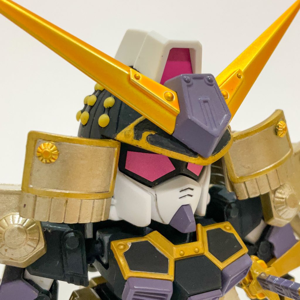 カメラ周りはピンク（さつき色）で、ツインアイの瞳は無しにしました。「瞳の無い武者頑駄無なんて有り得ない！」とお叱りを受けるかもしれませんが好みを優先させていただきました。ゴメンなさい。