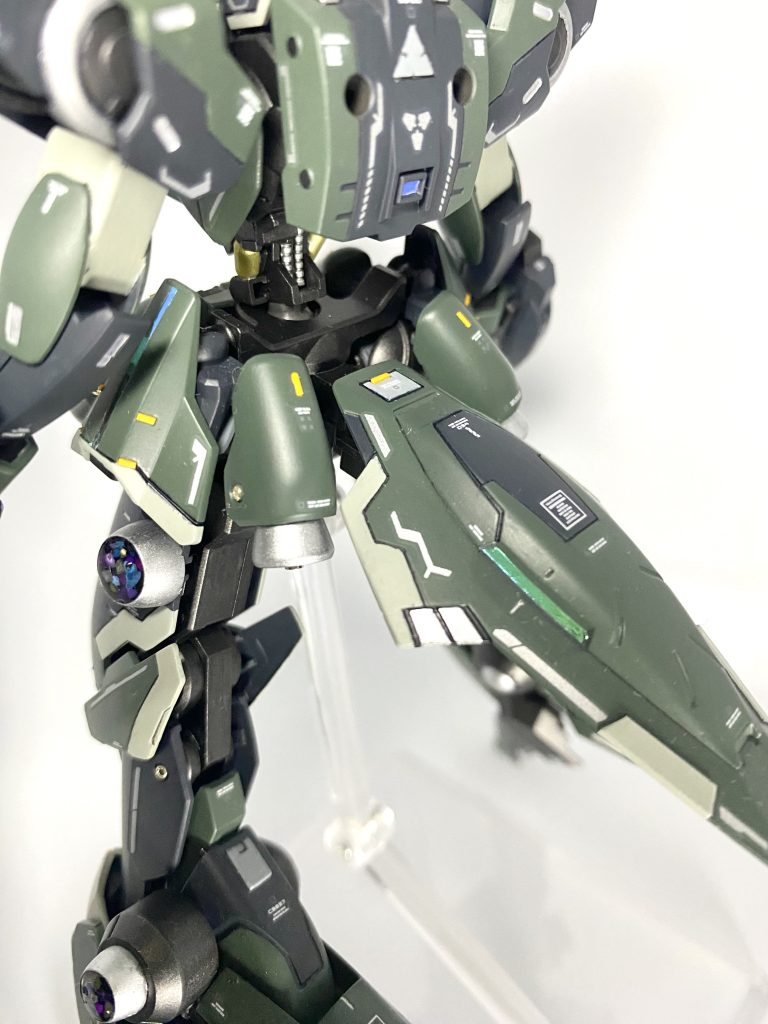 いつものビーズ埋め込みや偏光シール等色々な装飾に挑戦しています。自分の中で幅を広げることができました。