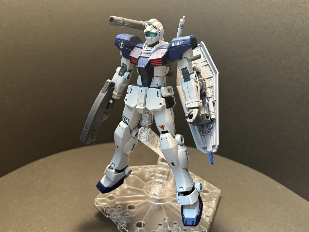 ジムキャノンカスタム機体その2。GM/GMがベース。以前見たHGUCジムと比較するとマッシブかつスタイリッシュで非常にイカしてます。ただ、個人的にジムのビームスプレーガンは弱そうで好きになれなかったので、代わりにジェノアスカスタムのビームスプレーガンを装備。