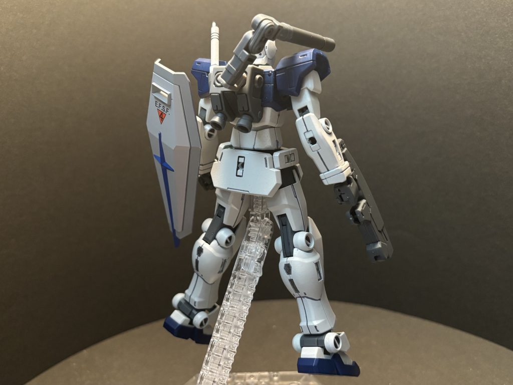 バックパックに追加した肩部キャノンはガンプラバトルアームアームズのジョイントとシステムウェポンキットの余剰パーツ(ルンガ砲の砲身)を組み合わせて使用。