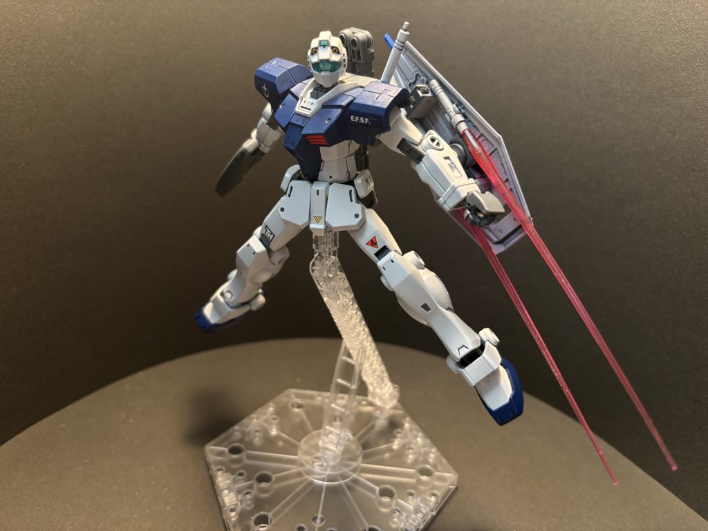 シールド裏にビームサーベル2本をマウントしており、緊急時にはツインビームサーベルとして使用可能。遠距離戦用機体だと思って近付いたらゴリゴリのインファイターだったパターンっていいよね…
