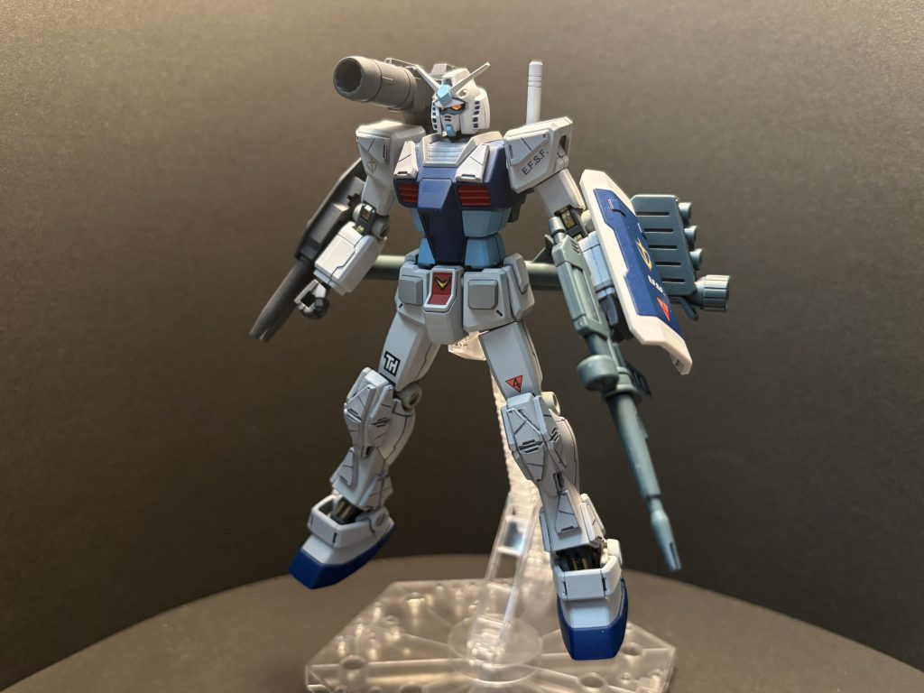 フルアーマーガンダム改機体その1。HG版ガンダムがベース。友人から受け取った際には機体前面に増加装甲が取り付けられていたので、これらはそのまま利用しつつEGガンダムの武装セットを追加。