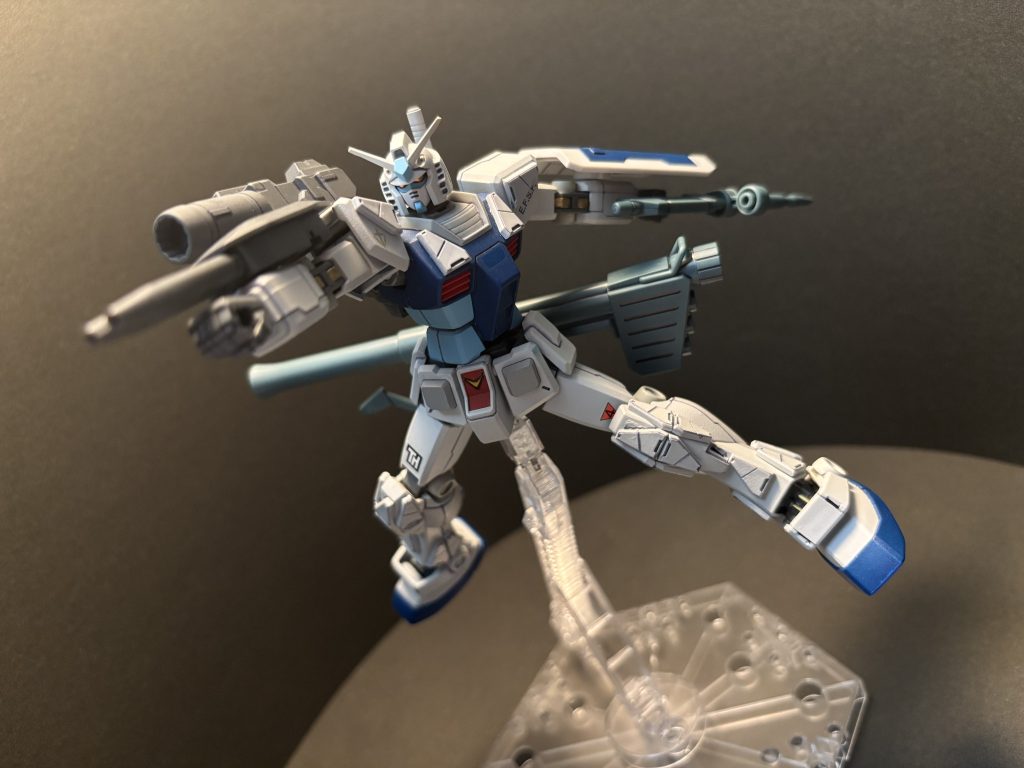 バックパック・ビーム砲と腕部2連ビームキャノンはガンプラオプションパーツセットから一部を加工して使用。砲身は広範囲に角度を変えられます。