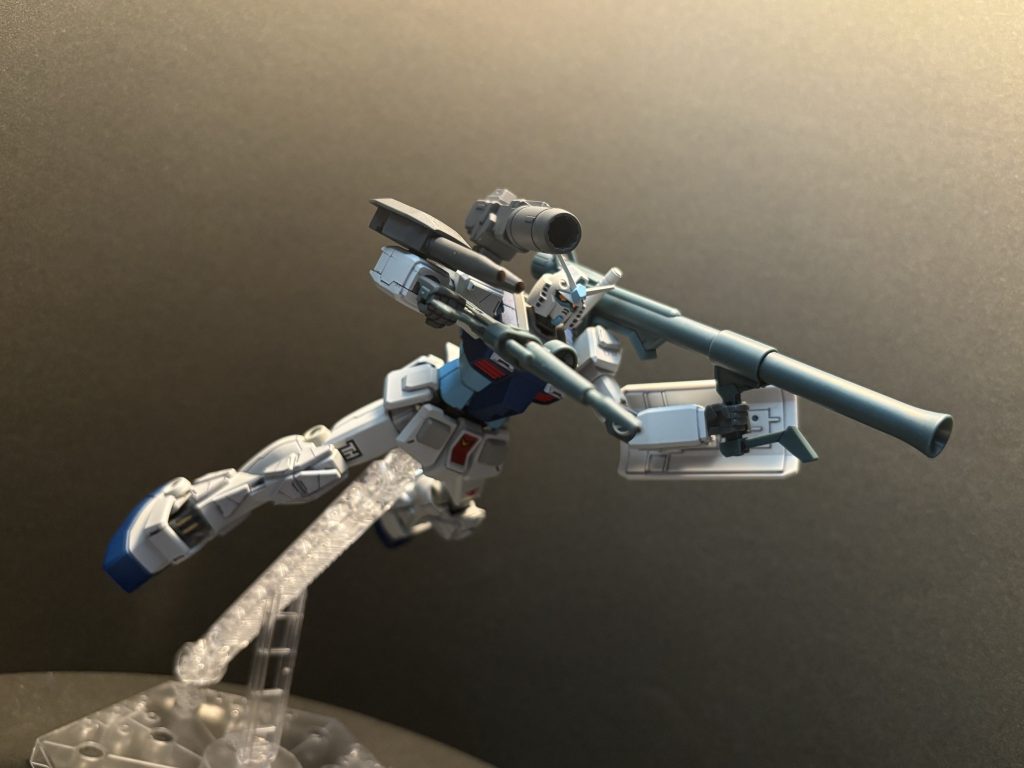 腕部2連ビームキャノン以外の武装構成を見るとORIGIN版ガンダムの強化仕様に見えなくもない。