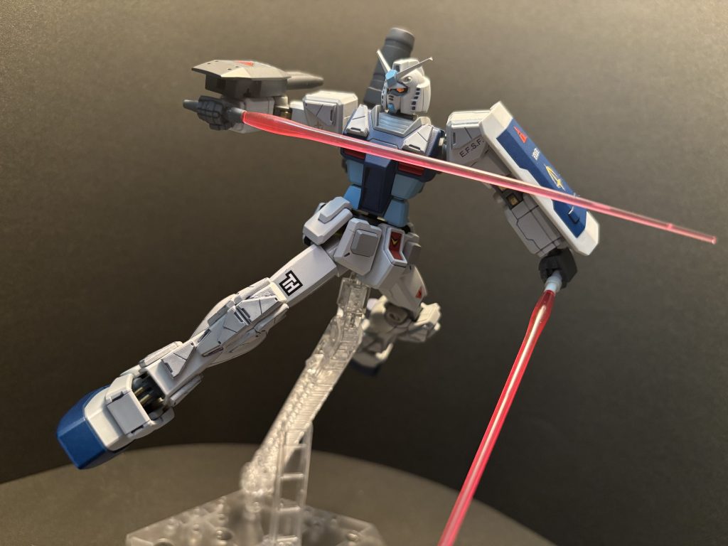 バックパックと腕部2連ビームキャノンにそれぞれ1本ずつビームサーベルを装備。砲撃戦仕様と見せかけて白兵戦も可能です(ガンダムなんだから当たり前ではある)