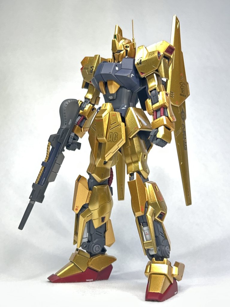 フロントビューフレーム剥き出しの脛周りなんかは、ホント良くできてるキットだと思います。白いシリンダーは塗装の手間と加工性を優先してWAVEのプラパイプとプラ棒を組み合わせて自作、後ハメできるようにしてます。ゴールドの箇所は、当初キャンディー塗装に初挑戦しようかとも思い、プラスプーンで事前練習したのですが、濃淡の調整が上手く出来ず、今回は止めておきました。シンプルにゴールドを吹いてクリアーを厚めに吹き、デカール部分はカーモデルのように研ぎ出しをして段差を解消してます。