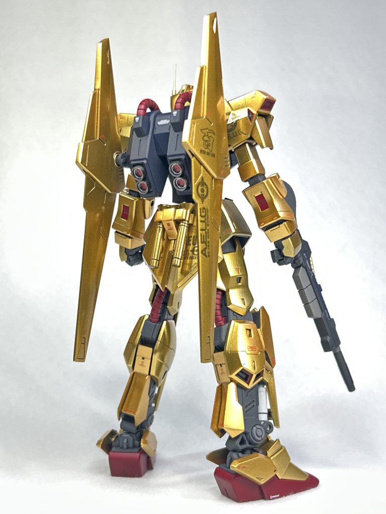 リアビューバインダーに貼った自作デカールの「百」がお気に入りです。 気合いを入れて研ぎ出ししたので、リアスカートにビームサーベルが映り込んでますw