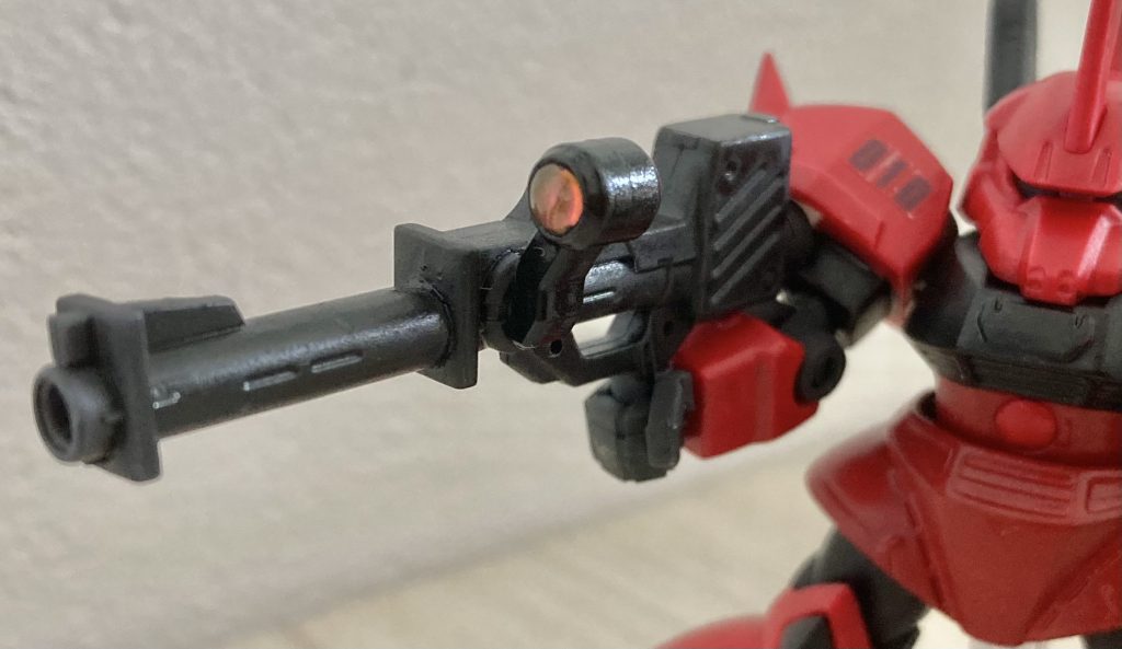 ジョニーライデン専用機が待ってるロケットランチャーはνガンダムのハイパーバズーカを加工してます。でっち上げ作成。スコープはザクマシンガンから持ってきてスコープ部にクリアパーツを圧入