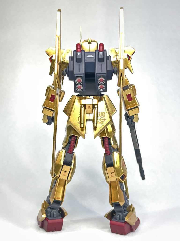 ランドセルのバーニアですが、キットのものは直径があまりにも小さく、迫力に欠けたので自作しました。コトブキヤの丸モールドにWAVEのプラパイプを組み合わせてます。お気に入りだったデルタプロジェクトの「δ」とEFSFロゴをパクった「AEUG」デカールはリアスカートに貼りましたが、ビームサーベルを懸下させたら殆ど見えなくなっちゃいましたw