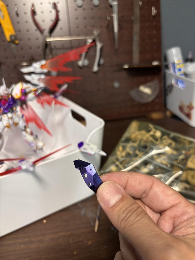 作品名：紛失したパーツが出てきた<p>半年前に作っていたRGジオング。エリのパーツを紛失し、いくら探しても出て来ずパーツ請求し完成させました。 そのパーツが…えっ？なぜフツーに床に落ちている？ありえないんですけど？しかも椅子の横に？ パーツ隠し妖怪さん。今更 […]</p>