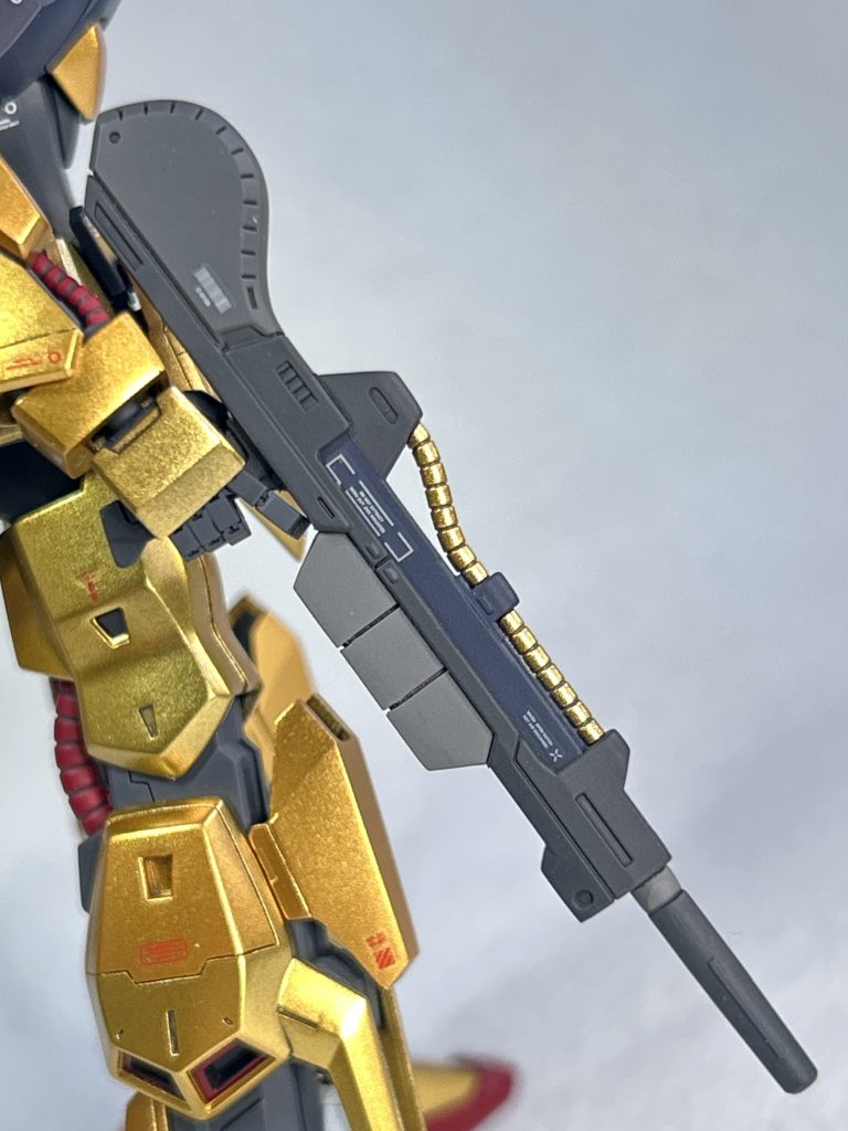 今回、塗り分けが一番面倒だったのが、こちらのビームライフル百式本体はパーツ分割が神がかっているため、殆どマスキングする必要ありません。どうしてパイプだけゴールドなんでしょう…。そして、一部だけ胸部と同じネイビーブルーが入る…。マスキング祭でしたが、がんばりました。