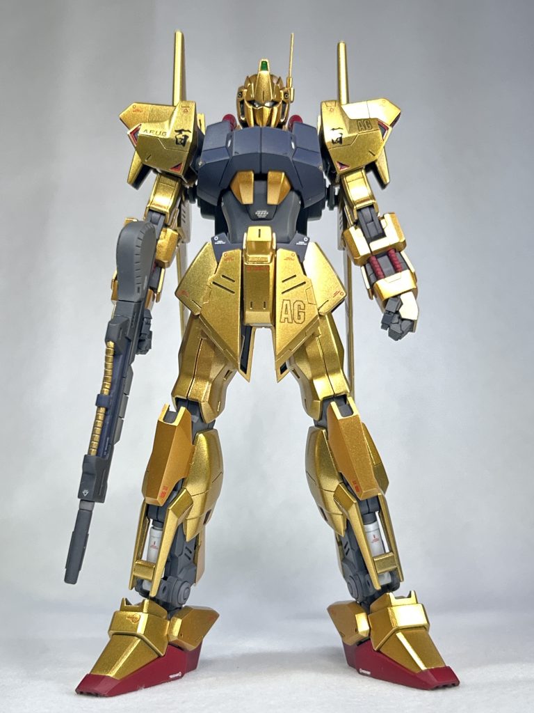 胸部パーツは両端に1mmプラ板を貼って胸板が厚く見えるように加工上半身のボリュームが出て細マッチョ体型になりました。その分、寸胴に見えないよう腹部パーツに1mmプラ板を貼って延長してます。百式の腹部フレームは、他のMSに見られない曲線基調なので、延長したら間延びして見えるかな?と心配しましたが、ギリギリ許容範囲で収まったようです。肩の「百」デカールは、個人的な好みで毛筆調の書体で自作したデカールを貼っています。ハンドパーツは、いつもの三角屋さんのものをチョイス