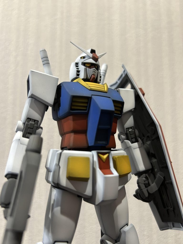 内部は時代を感じる作りしかしながら1/100の手に持った時の絶妙なサイズ感と重さは最高