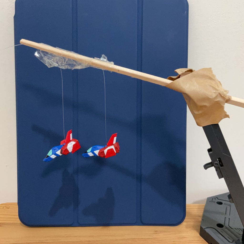 テグスで吊っています(笑)