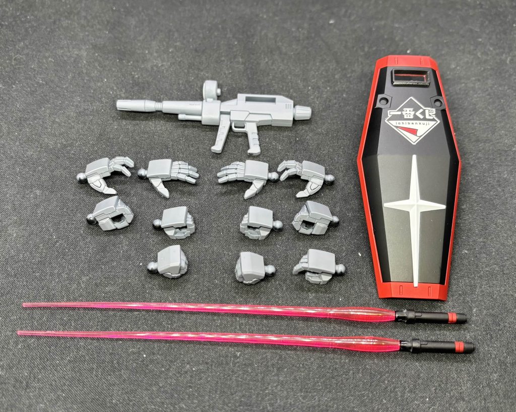 付属品です。武器は基本的なのしか付いてませんがハンドパーツがとにかく豊富。このハンドパーツを流用しやすいように関節色を黒から変えました。HGでこれだけハンドパーツが豊富なのも珍しいですしいつものガンダムとは細部が違うので組んでて楽しかったんですが如何せん元キットもこのキットも入手が限られてるのだけが残念です(´・ω・`)