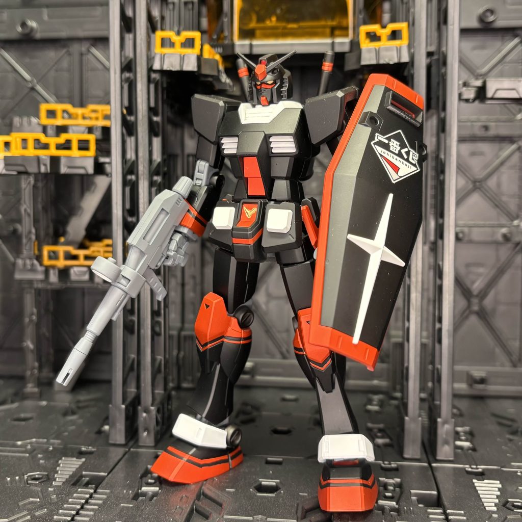 2024年のガンプラ一番くじF賞です。一番くじのガンプラは一部のパーツがクリアになっているのが殆どでしたがこのキットはオリジナルカラーと専用のシールが付属してるんですよね。