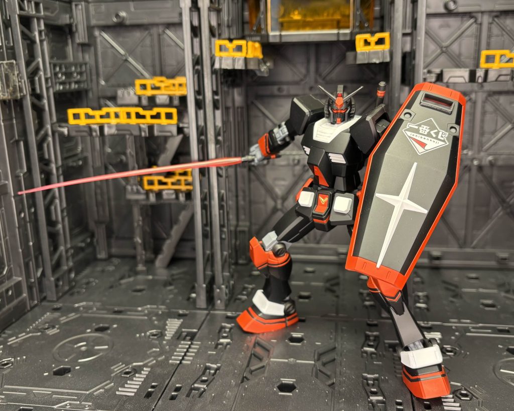 人によって好みが分かれそうですが自分はこういうシールとか大好きなのでシールドを構えたポーズばかり取らせちゃいますねw