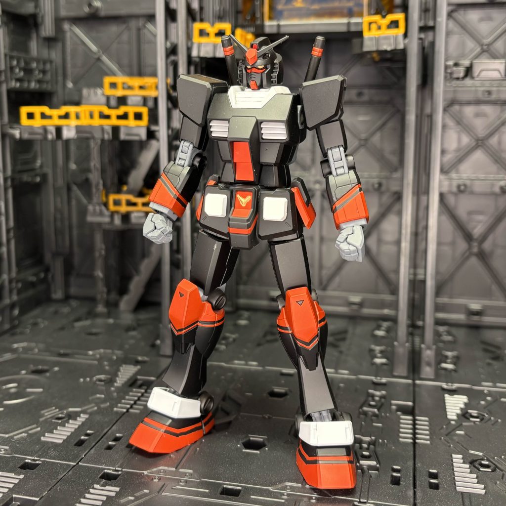 本体色はオリーブドラブみたい色がメインカラーで関節が黒だったんですがメインカラーを黒に、関節色はメカサフライトにしてます。あとはアンバサダー版と同じように赤いパーツに黒のラインを塗りました。