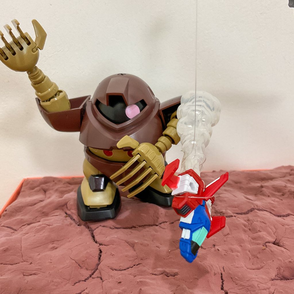 ゴッグに叩き落とされるコアファイター1号。ウルトラの世界ならここで光の巨人が登場するのですが、ウチにそんな人はいません。