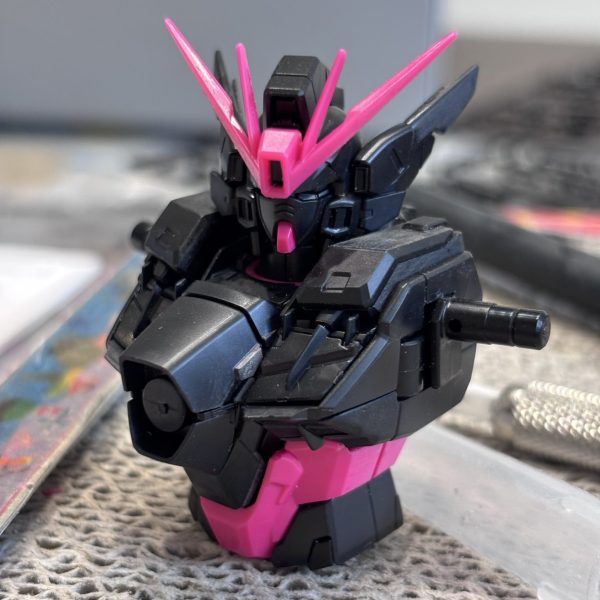 4月に仕事復帰して以来久しぶりのガンプラ作成です。ガンベ大阪で購入した「ゼロカス・リサーキュレーションカラー・ネオンピンク」です。RGゴッドガンダムハイパーモードをカゴに入れていたのですが、価格を見たら初代MGガンダム6体分のお値段😱カゴから戻し、改めて物色しているとやたら減って行くキットが。本キットやたらと外国のお客さんが買っていかれます。海外でのウイング人気は本当のようです。作品自体ほぼ未見なのですが買ってしまいました。消費者心理ですね😅実は休憩MG使ったことあるのですが見た目の変化に気づかないほど無知です。いざ作り始めると…パーツ分割細かい！ポリキャップない！可動域ひろい！さすが最新（に近い）キットです♪なかなか進みませんが今から完成が楽しみです😊